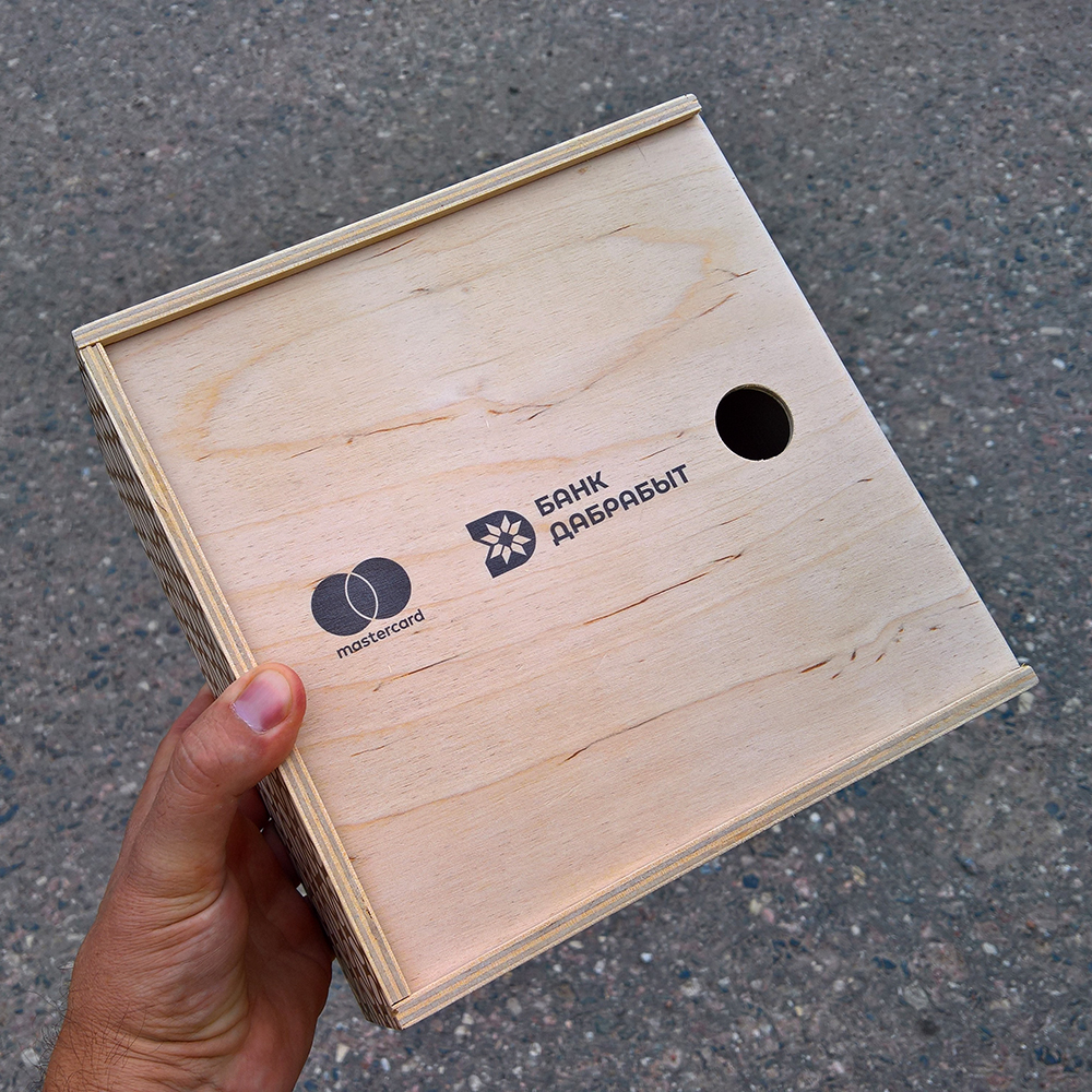 коробка с логотипом